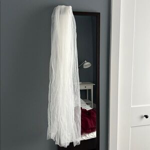 Elbow length veil